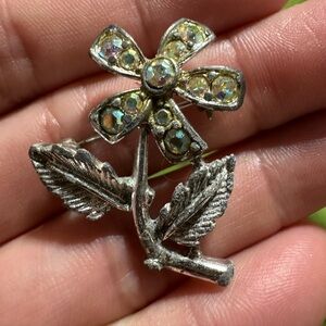 Vintage Sarah Coventry Silver Tone Floral Brooch